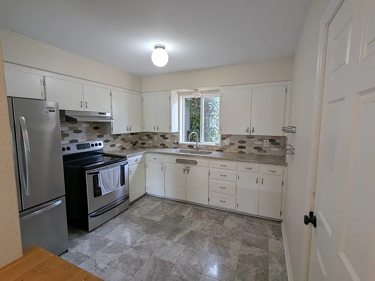 6034 NE 8th Ave — Photo 4