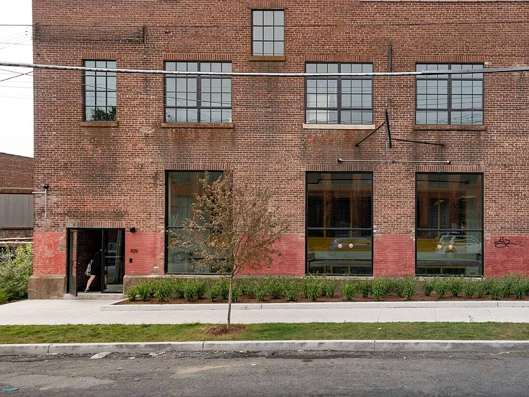 109 S William St — Photo 15