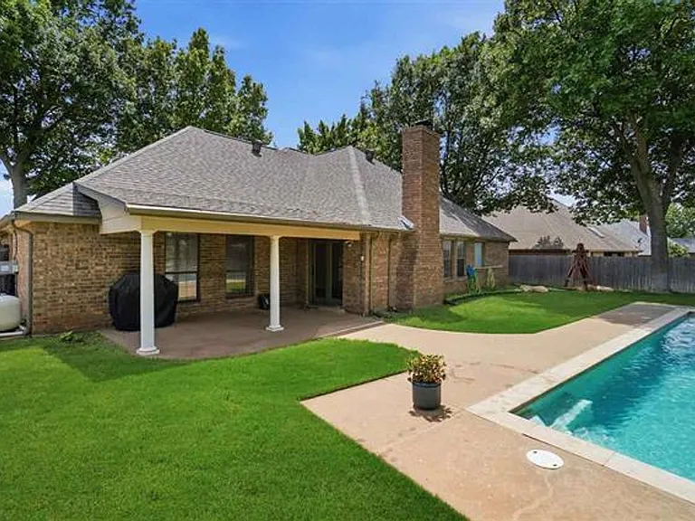 3006 NE Heritage Dr — Photo 26