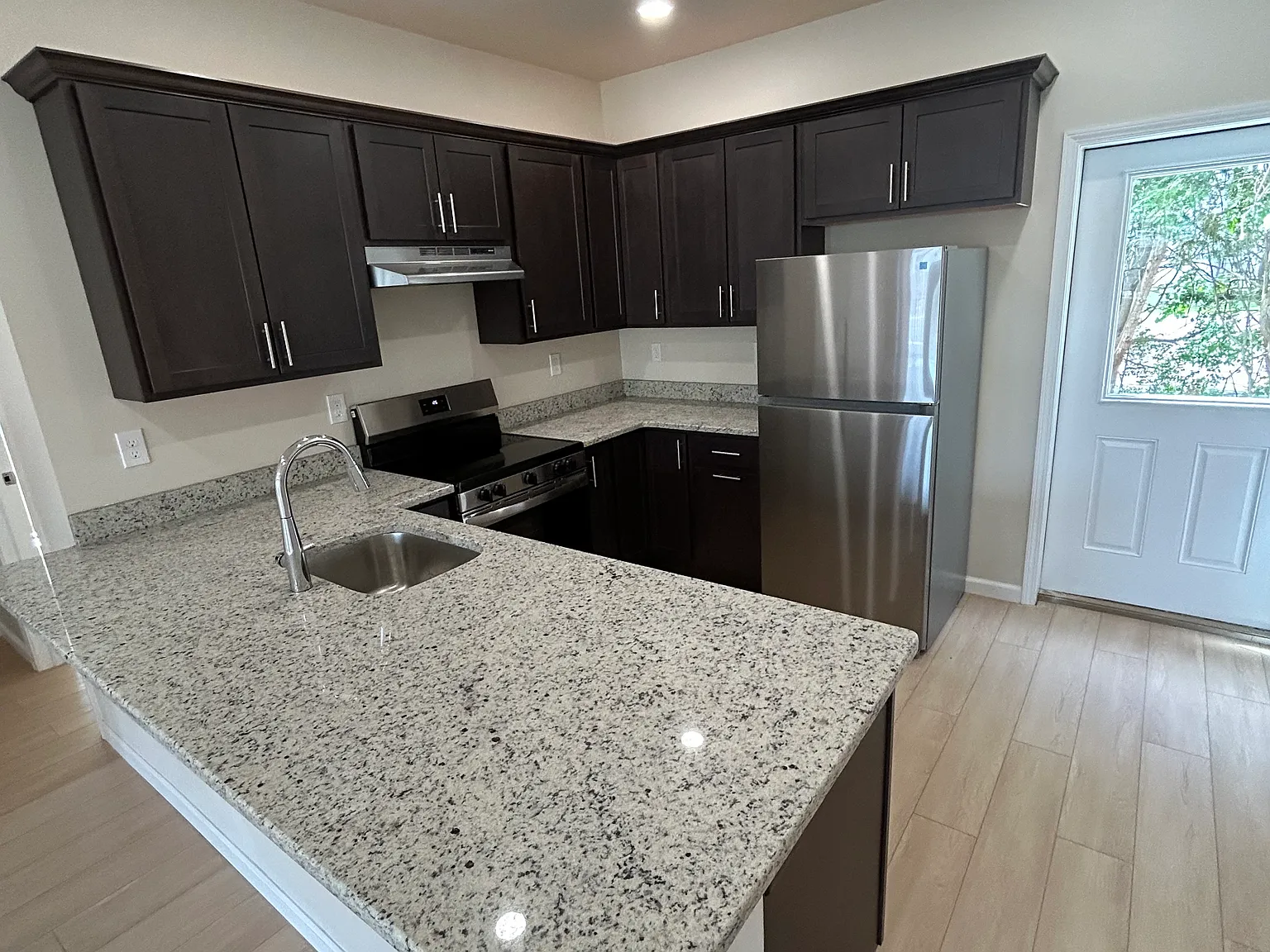 2 bed, 865 sqft, $1,775 — Photo 2
