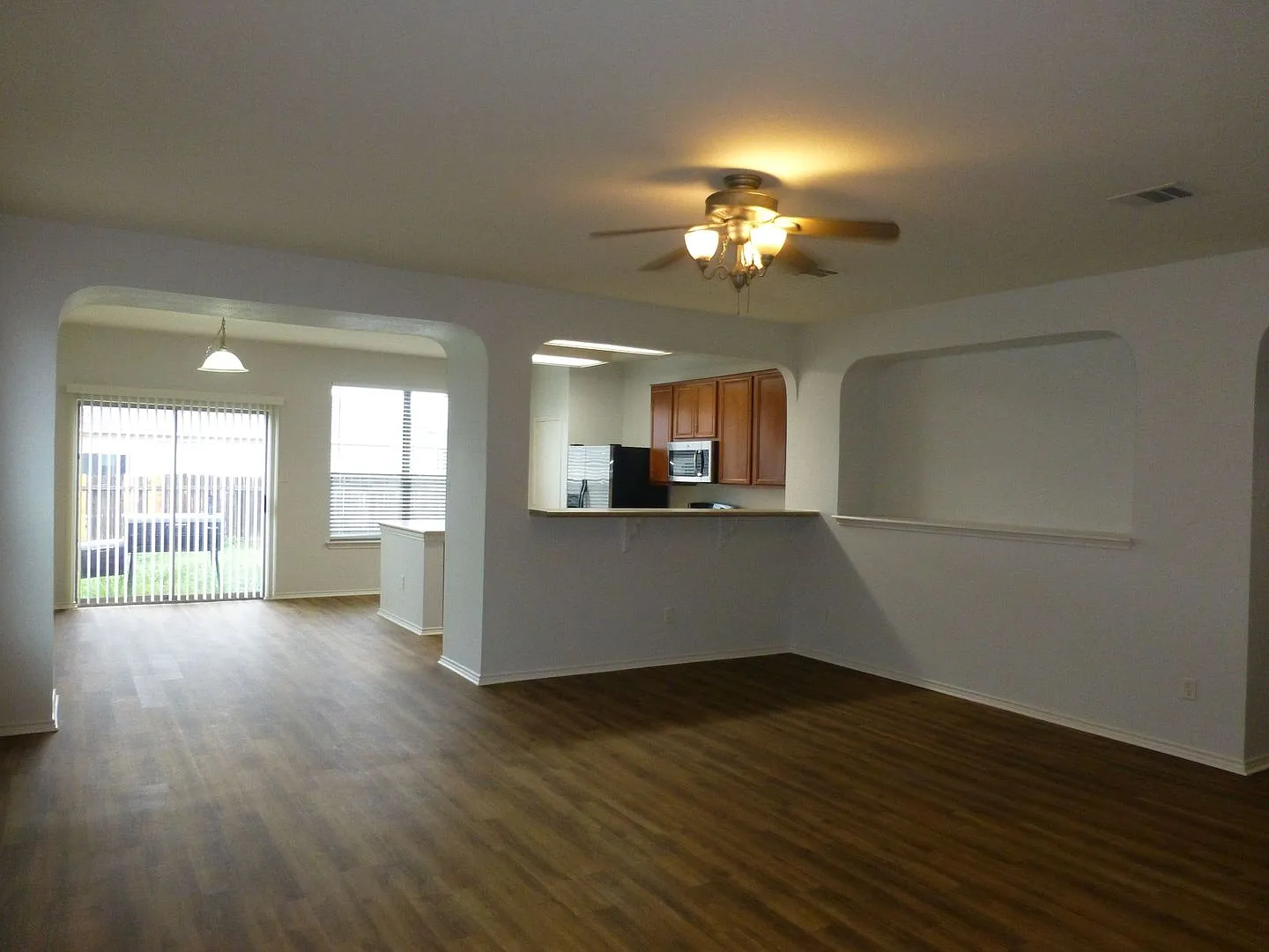 Charming 3 Bedroom Home in Round Rock — Photo 2