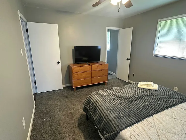 2222 N Rose Park Ave — Photo 6