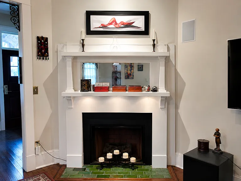 Living room gas fireplace (operatoional)
