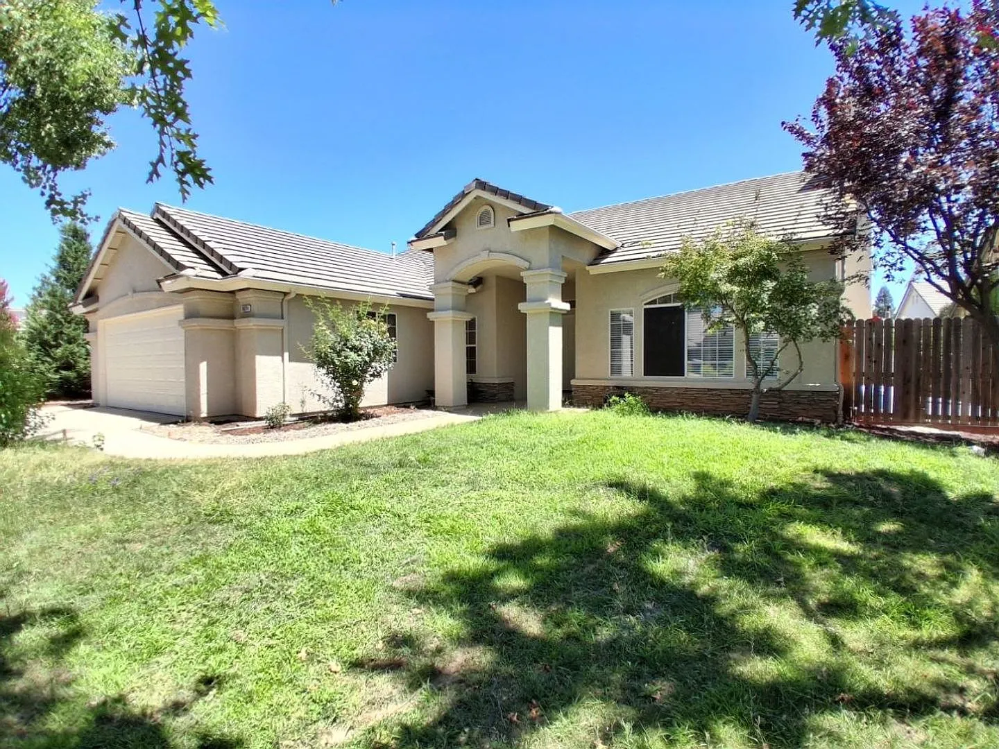 Charming 4-Bedroom Home with Solar & Spacious Yard — Photo 2
