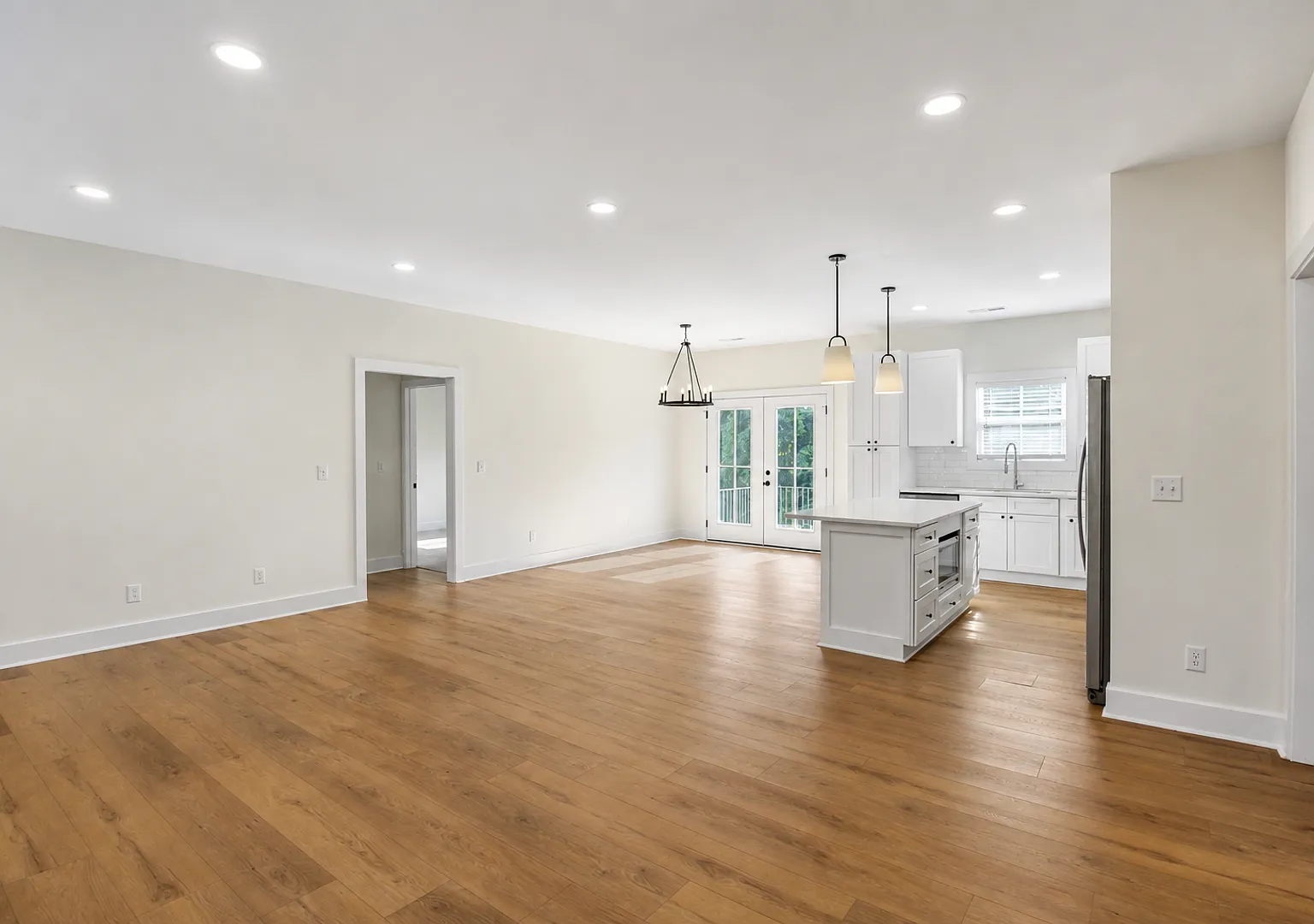 Modern Pet-Friendly Home with Two-Car Garage, Pool and Dog Park — Photo 4