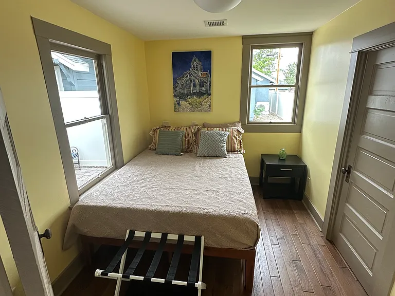 Main Bedroom; Queen Bed