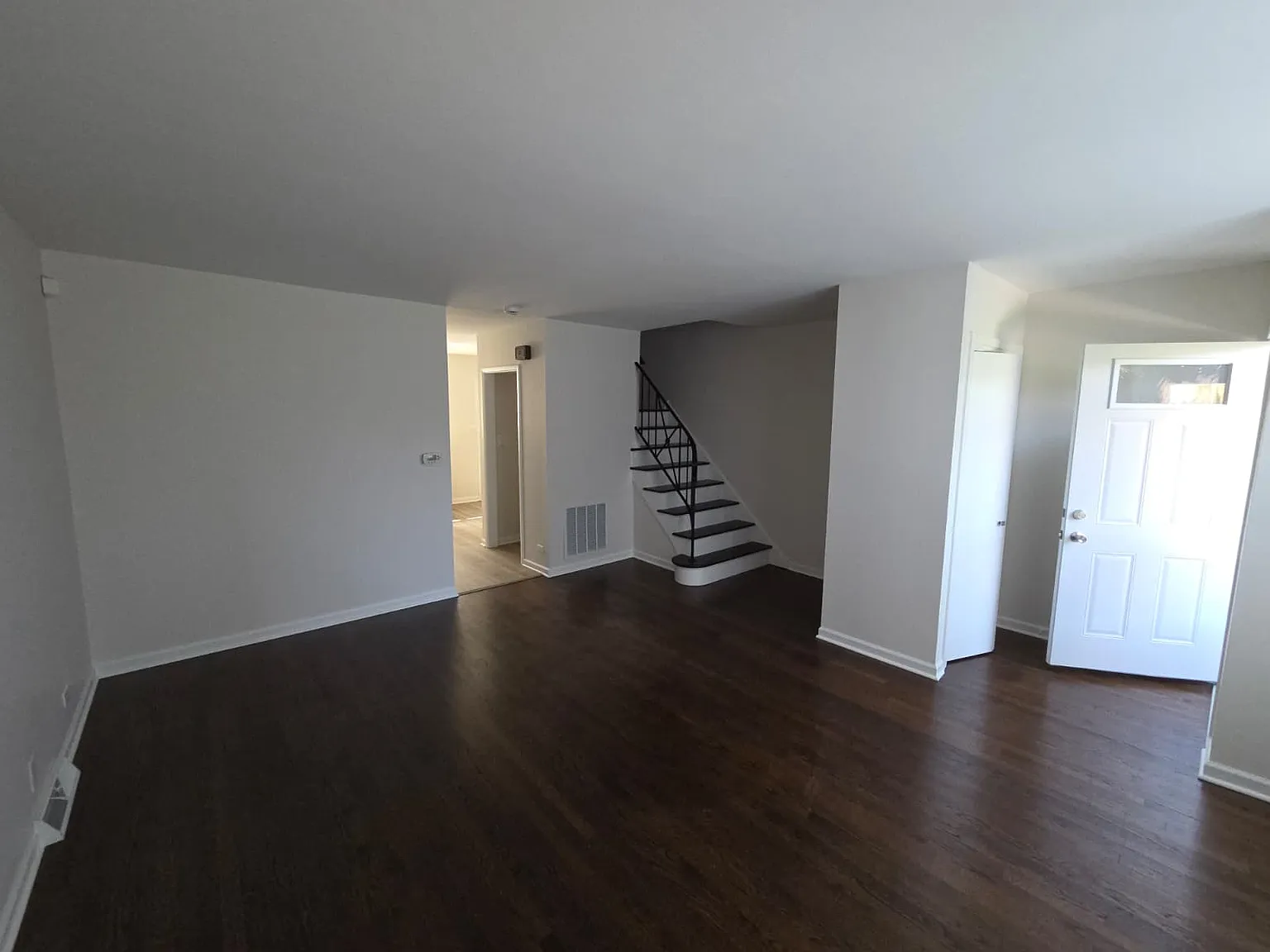 3 bed, 1152 sqft, $2,400 — Photo 4