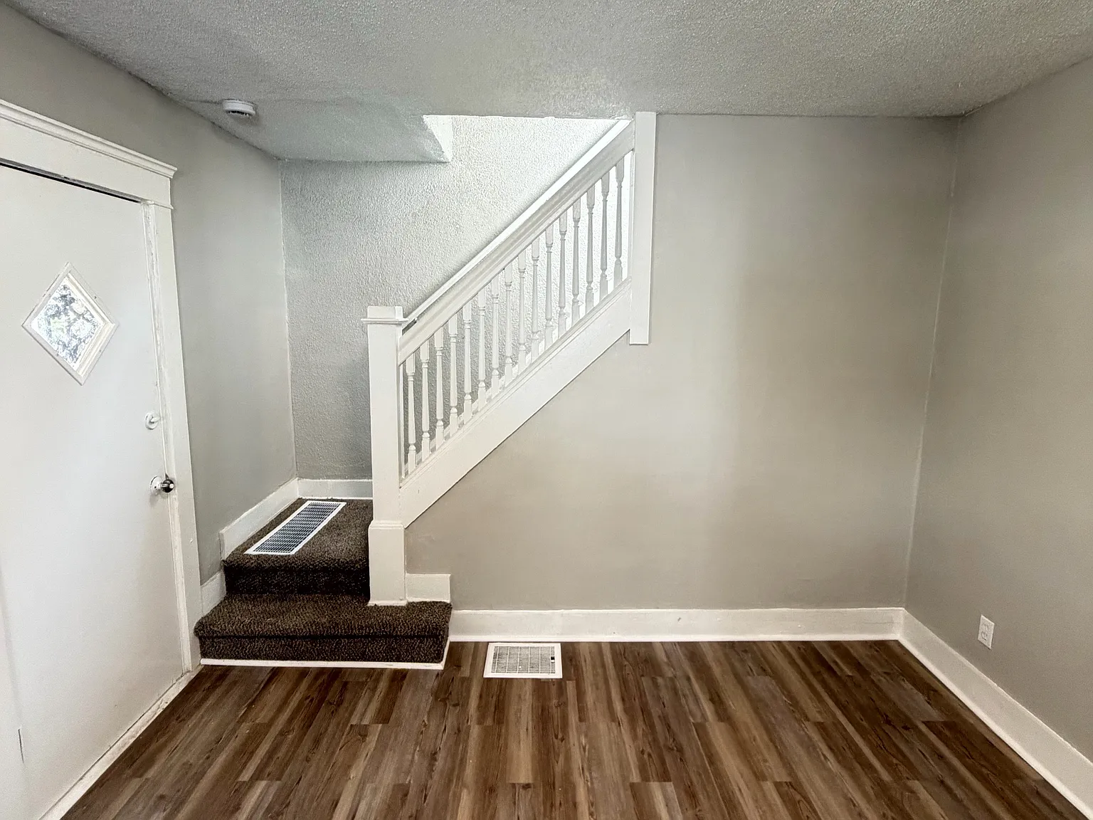 3 bed, 832 sqft, $1,300 — Photo 2
