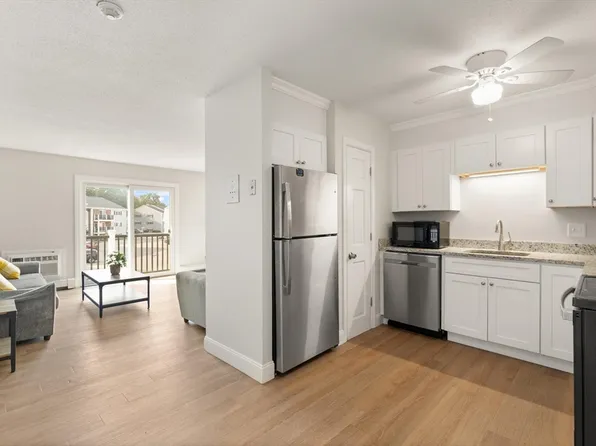 6 Chapel Hill Dr APT 9, Plymouth, MA 02360