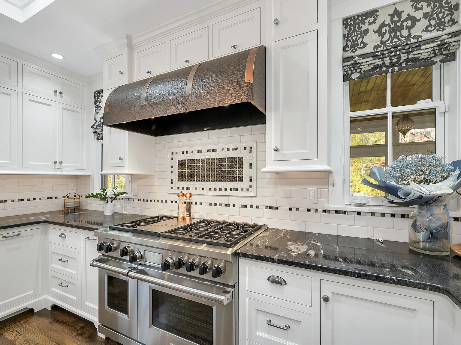 3 bed, 2.5 bath, 2945 sqft, $12,000 — Photo 3