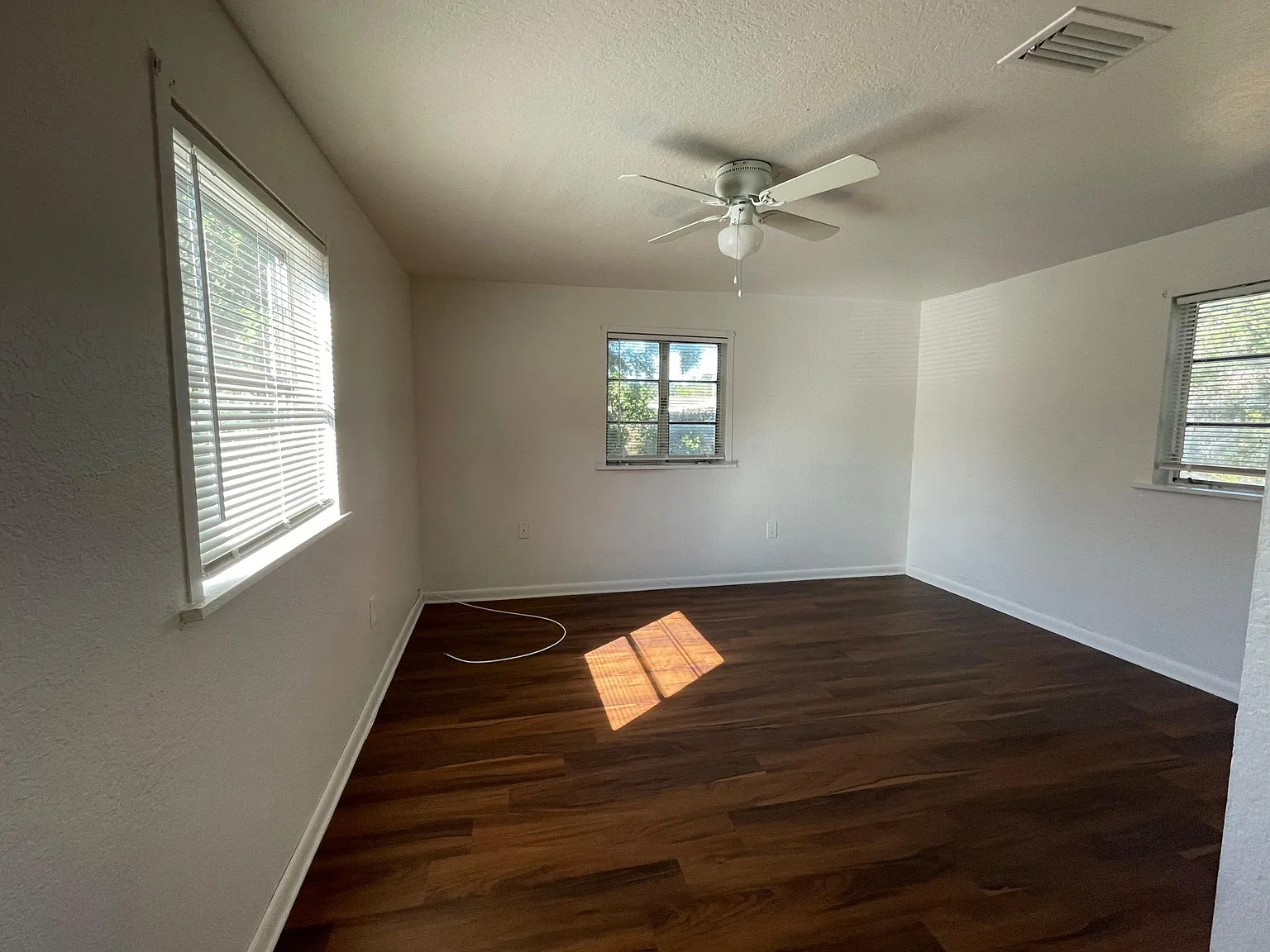 3 bed, 1008 sqft, $1,950 — Photo 4