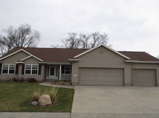1021 Blue Stone St NW, Cedar Rapids, IA 52405