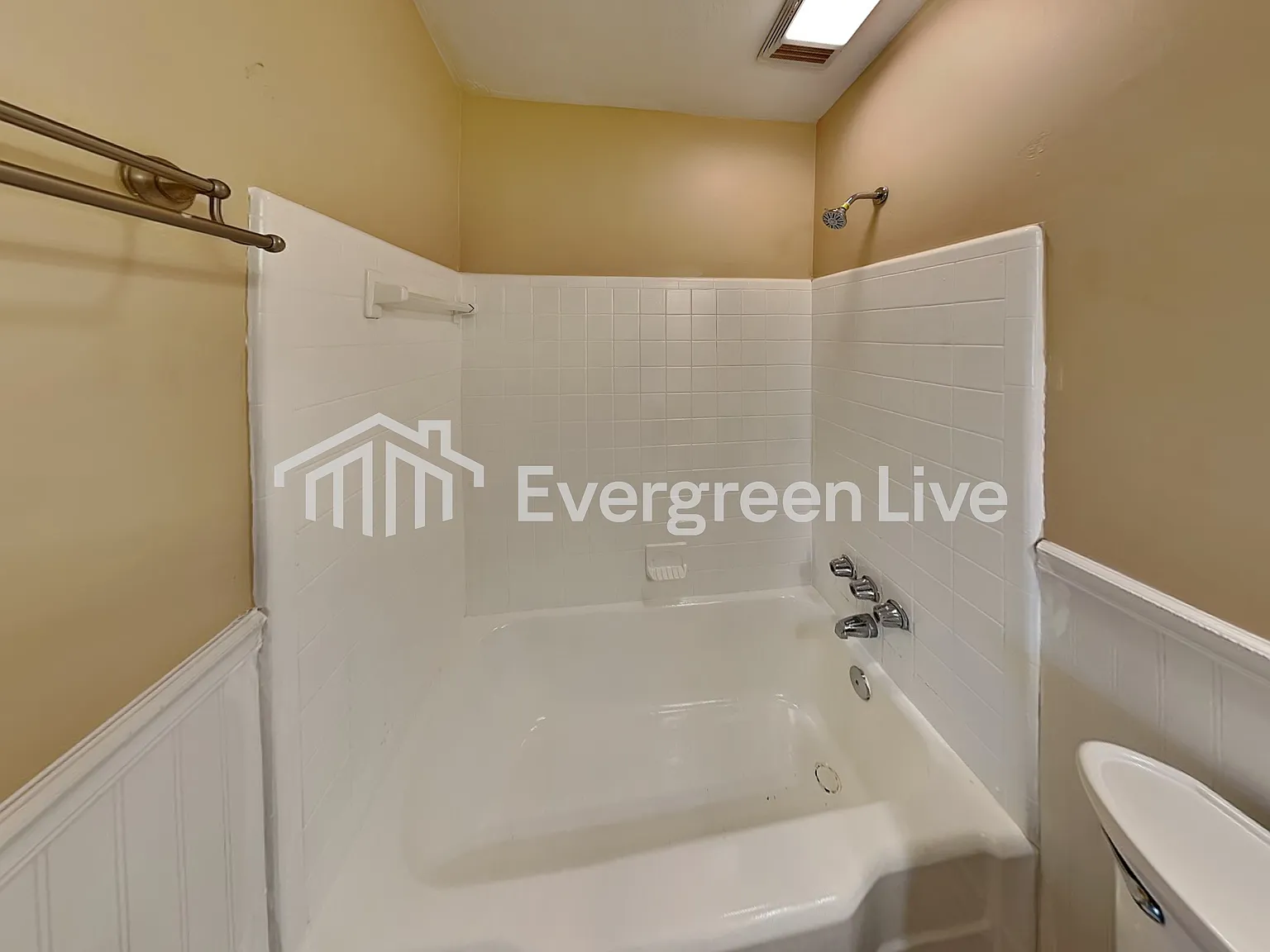 3 bed, 2.0 bath, 1270 sqft, $1,545 — Photo 3