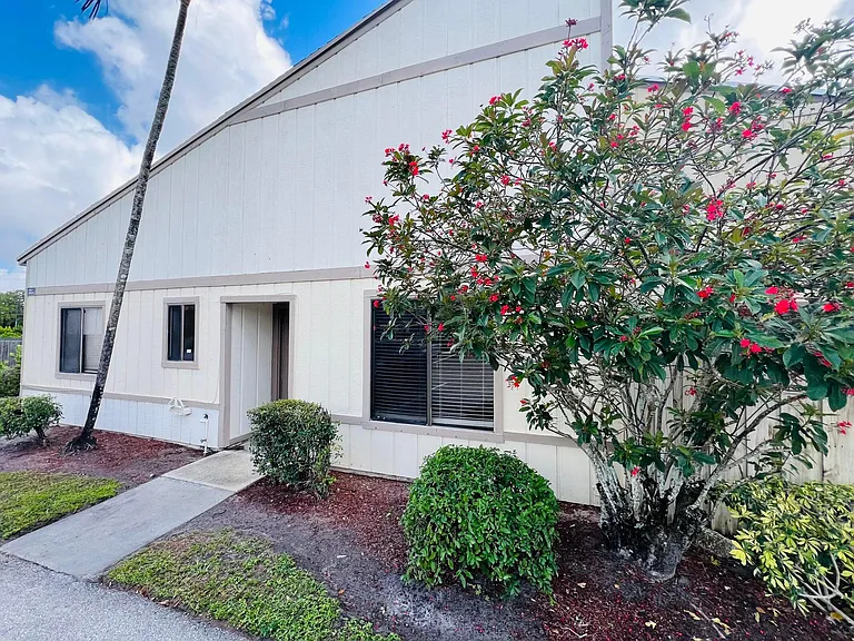11877 Sturbridge Ln — Photo 1