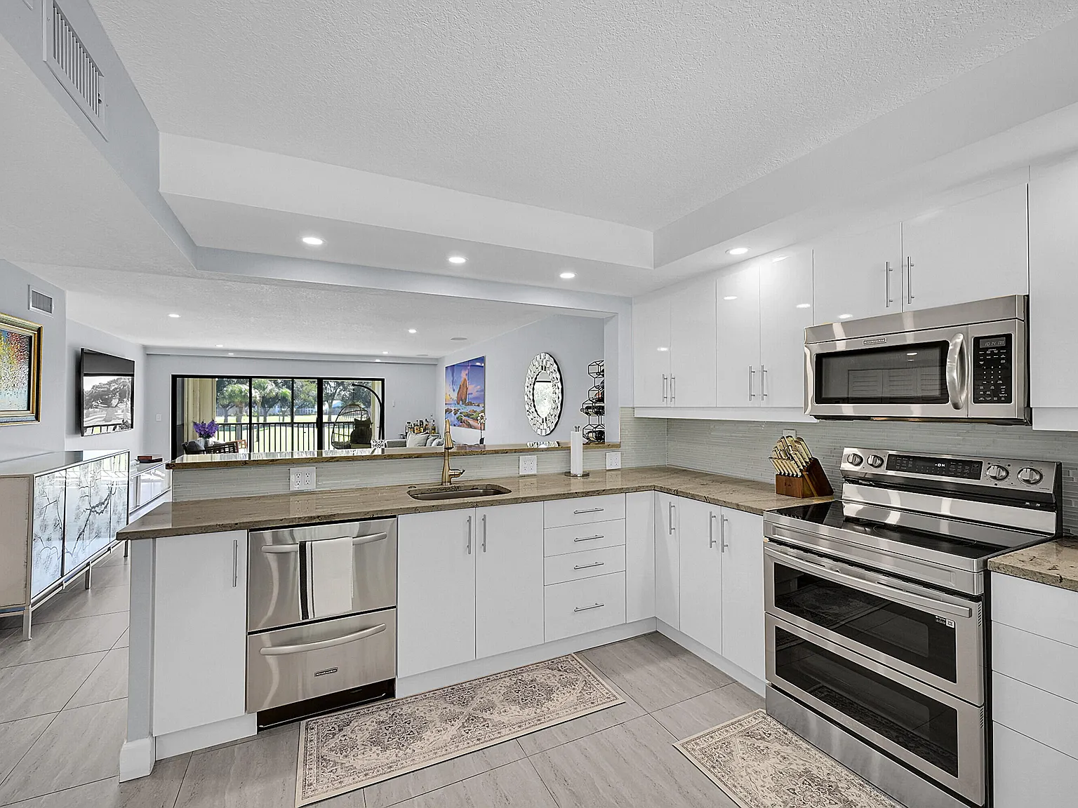 2 bed, 2.0 bath, 1300 sqft, $3,500 — Photo 2