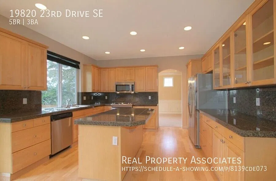 Stunning 5BR + Bonus Room Home in Desirable Wrenwood Estates — Photo 4