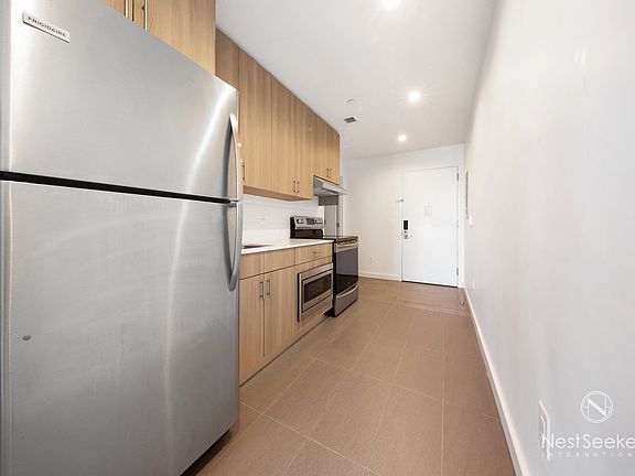 5th image of 11-39 49th Ave #423