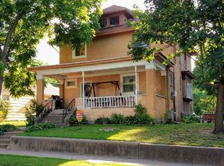 810 S 6th St, Clinton, IA 52732