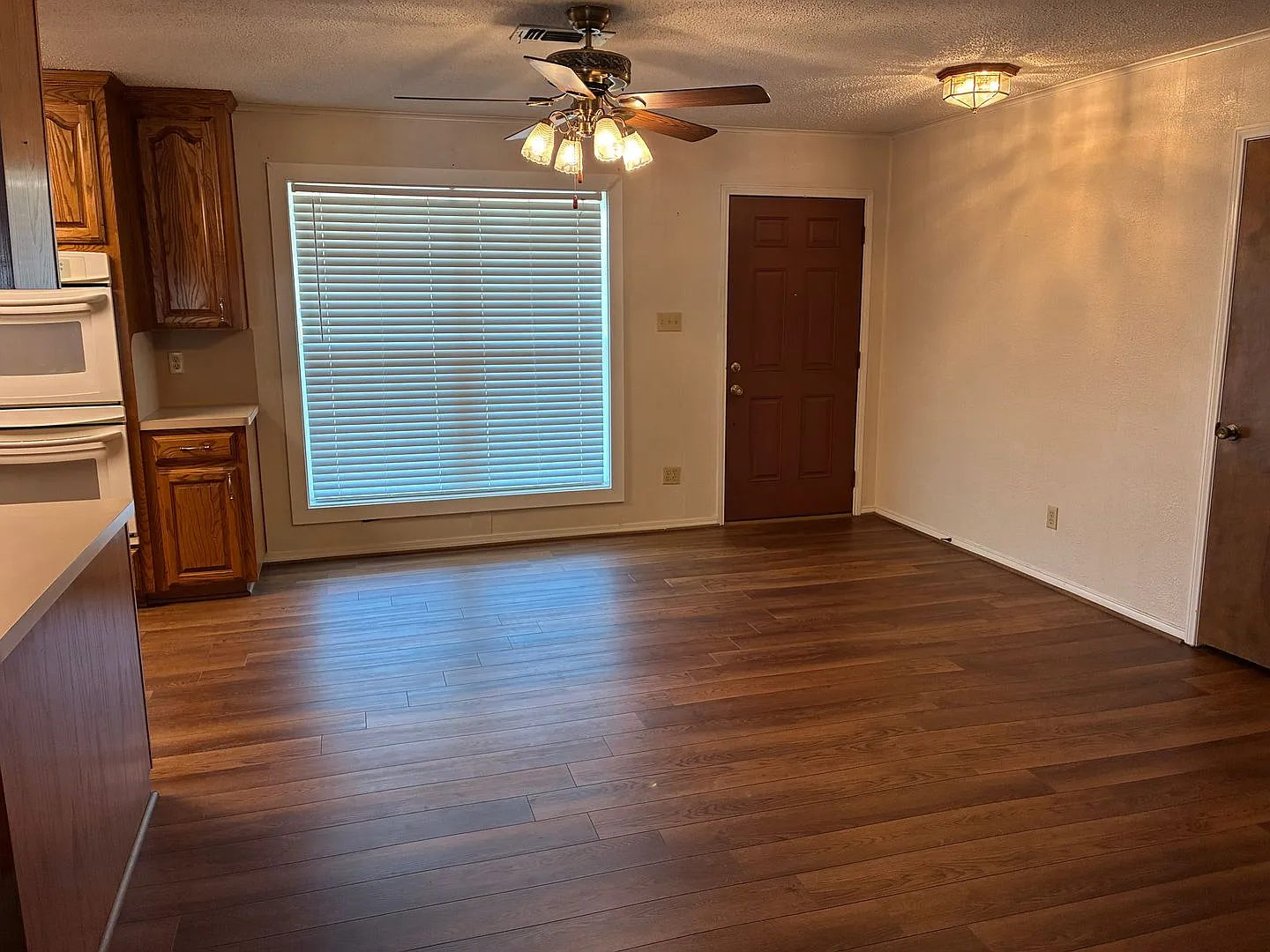 415 Rosewood — Photo 3