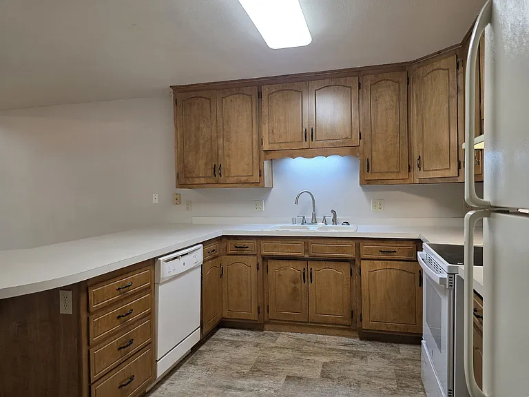 1600 E Tracia Ln — Photo 8