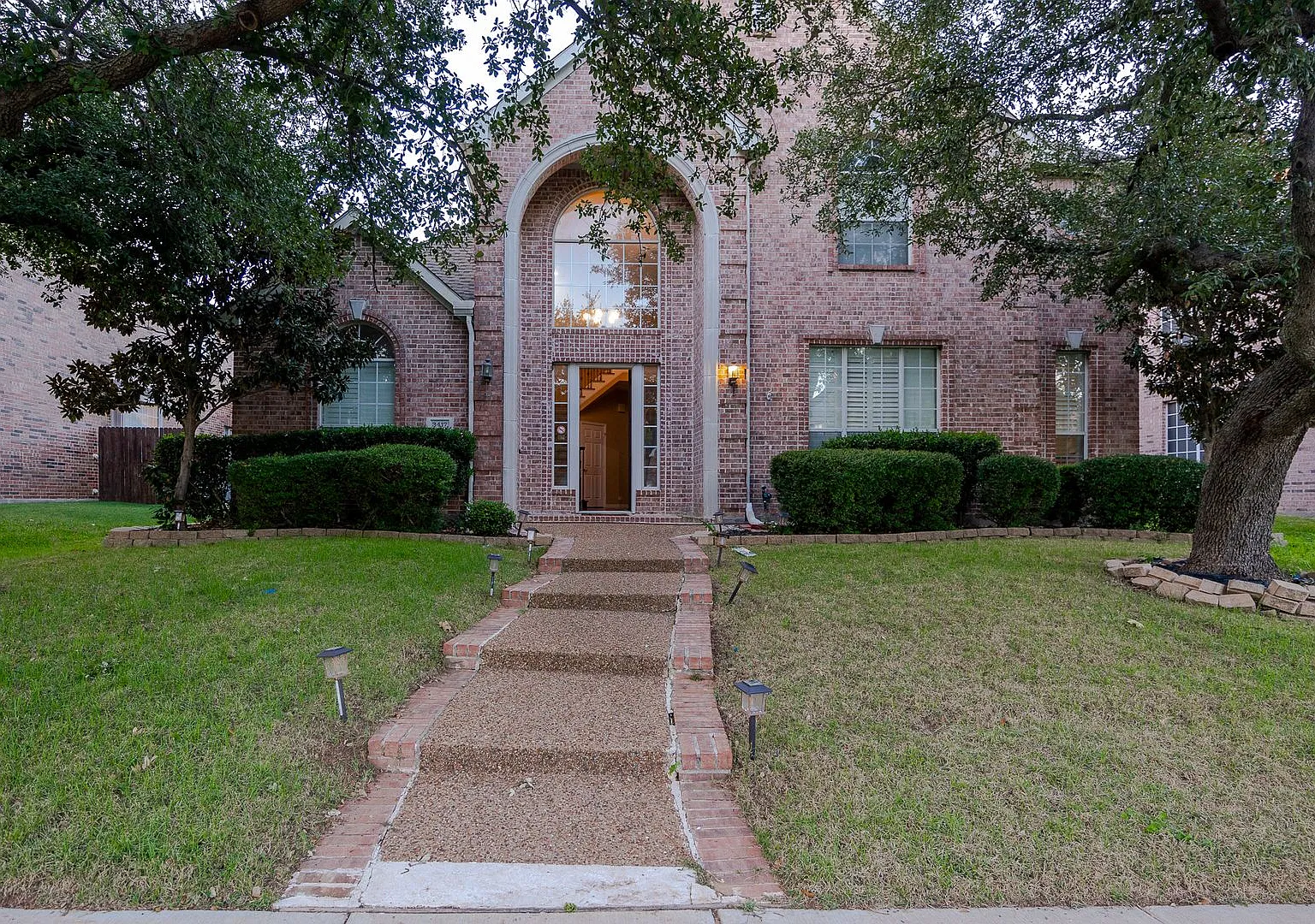 Beautifully maintained home in exemplary Frisco ISD! This 4-bedroom, 3.5-bath home features a 3-c... — Photo 2
