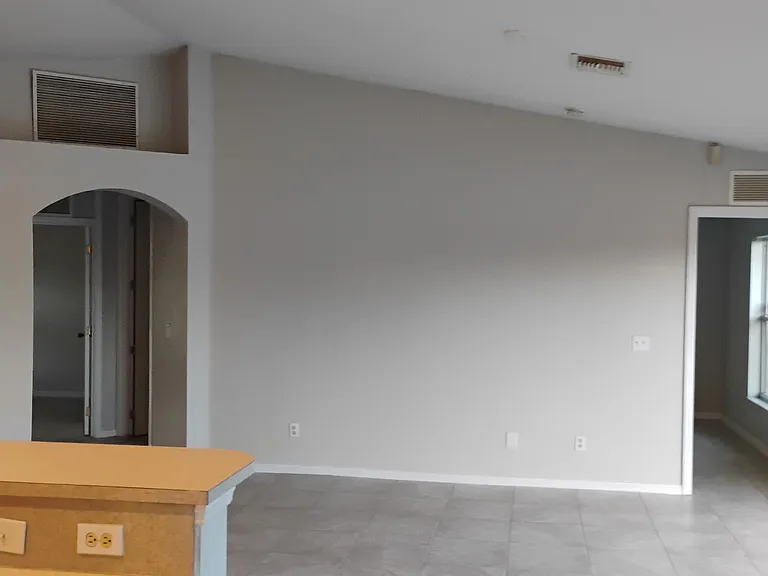 215 Portia St — Photo 5