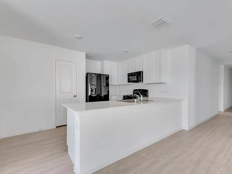 2032 Derby Ln — Photo 6