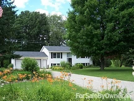 FRONT OF HOME, LIMESTONE HORSESHOE DRIVE : HOME SITS 110+Ft FROM RD, 2 CAR ATTACHED GARAGE, LOCAL GA