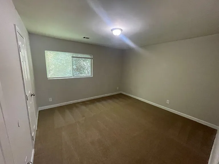 912 Rowan St — Photo 6