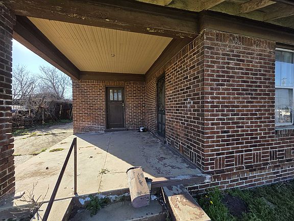 3rd image of 599 Lester St