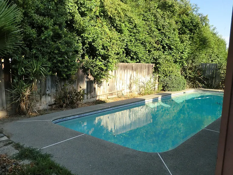 2122 N Clark Ct — Photo 5