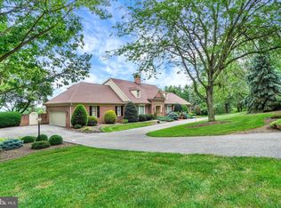 925 Summit Cir N, York, PA 17403