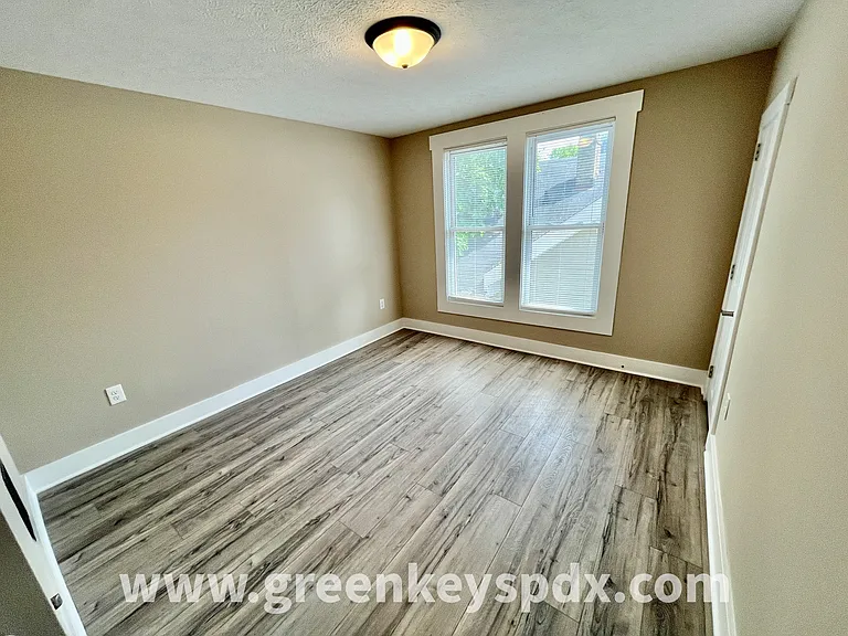 3175 N Kenwood Ave — Photo 22