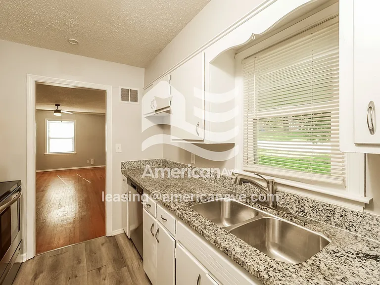 1002758_008_kitchen_8.jpg