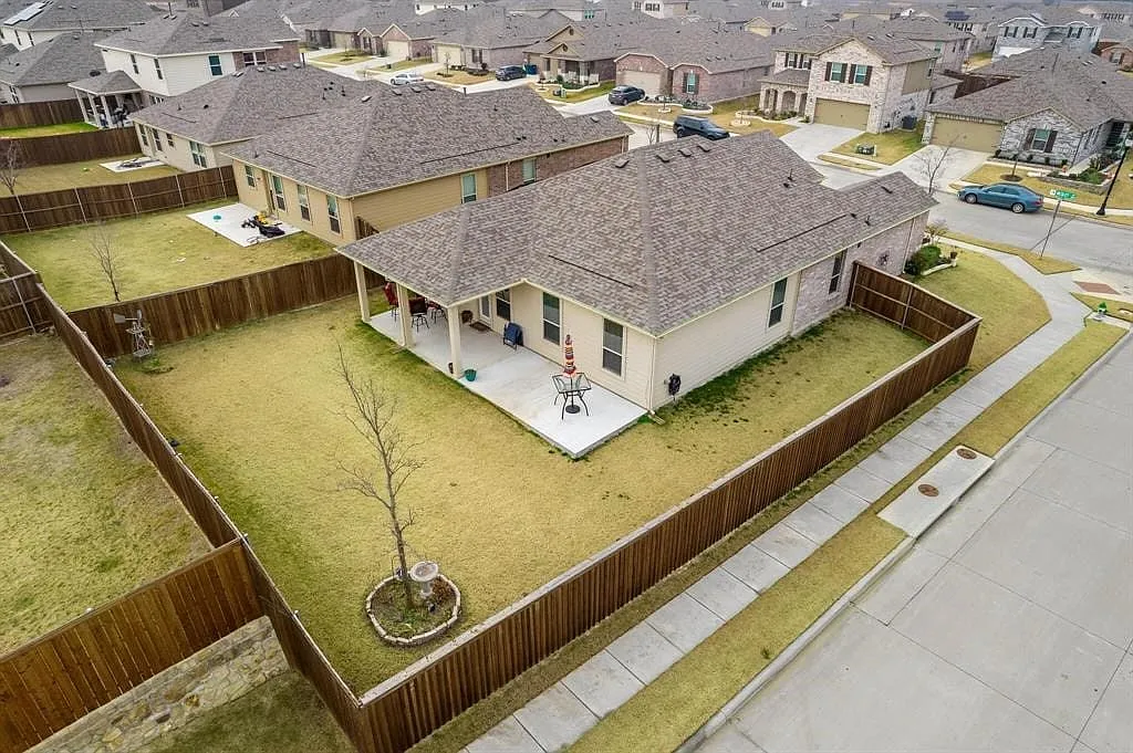 3 bed, 2.0 bath, 1864 sqft, $2,400 — Photo 4
