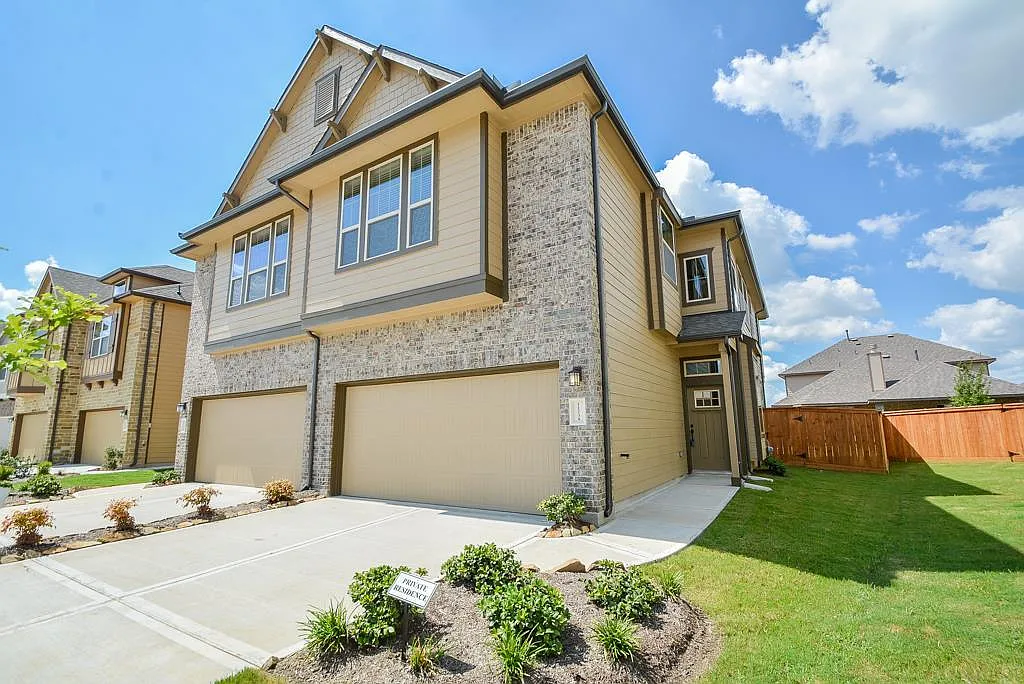 3 bed, 2.5 bath, 1760 sqft, $2,200 — Photo 1