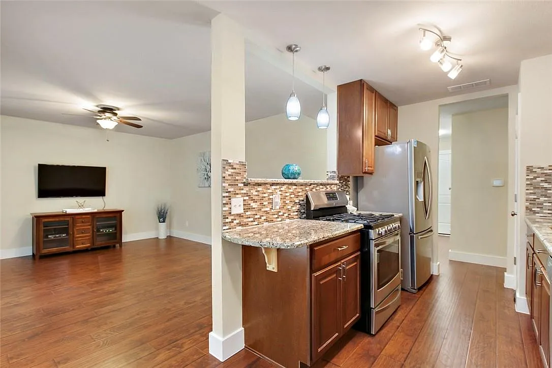 3 bed, 2.0 bath, 1020 sqft, $2,195 — Photo 3