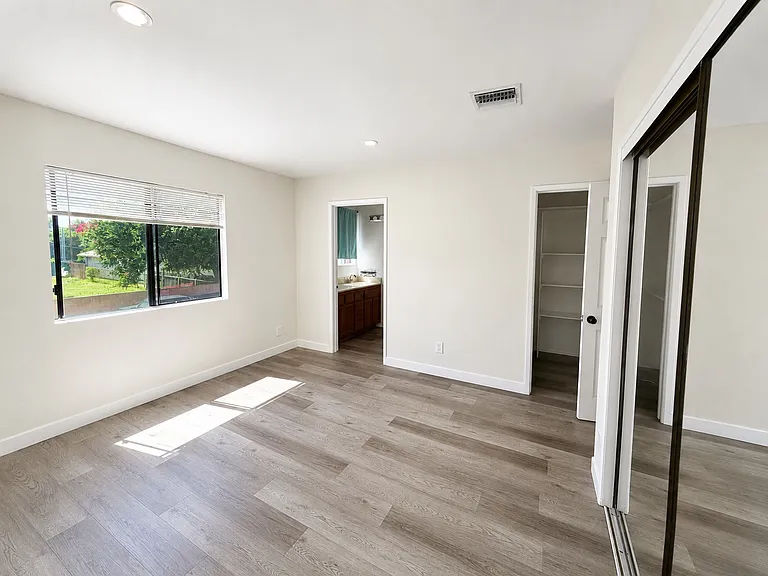5915 Woodman Ave #204 — Photo 9
