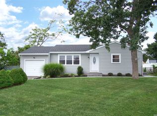 71 Foxglove Rd, West Islip, NY 11795