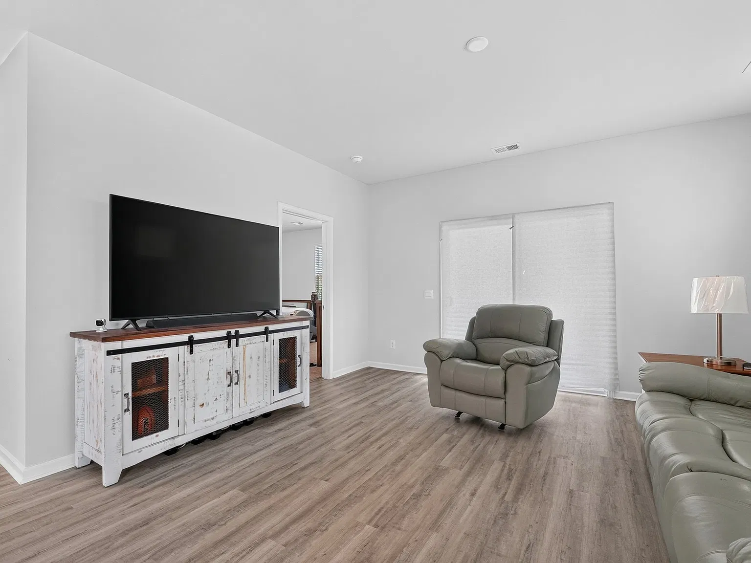 3 bed, 1397 sqft, $2,500 — Photo 2