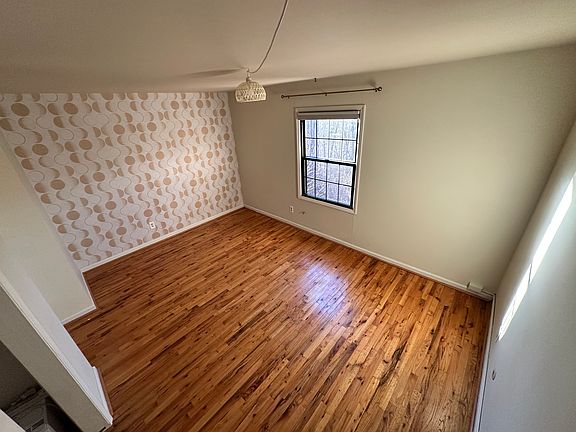 2nd image of 536 Carriage Cir