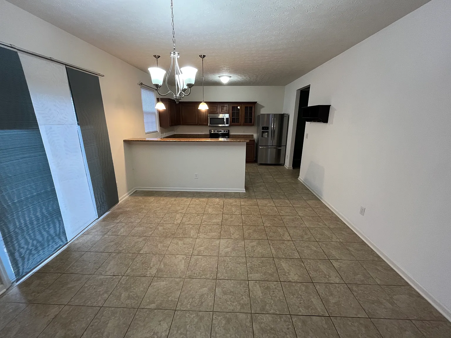 3 bed, 2.5 bath, 2652 sqft, $2,050 — Photo 4