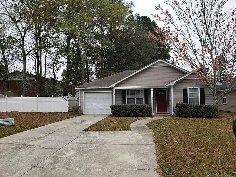 1702 Largo Cir — Photo 1