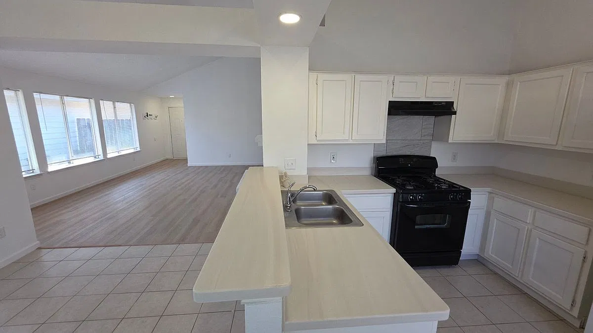 3 bed, 2.0 bath, 1159 sqft, $1,850 — Photo 3