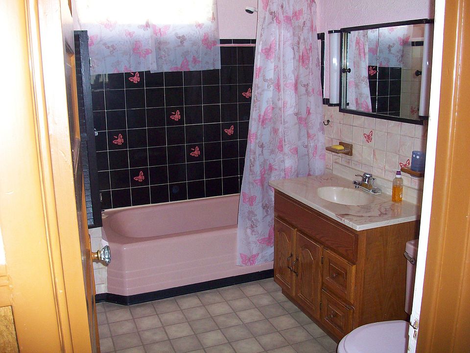 LARGE BATHROOM