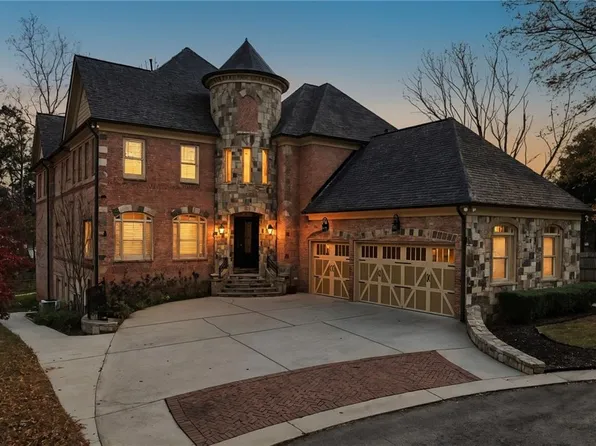 7611 Regency Cir, Sandy Springs, GA 30350