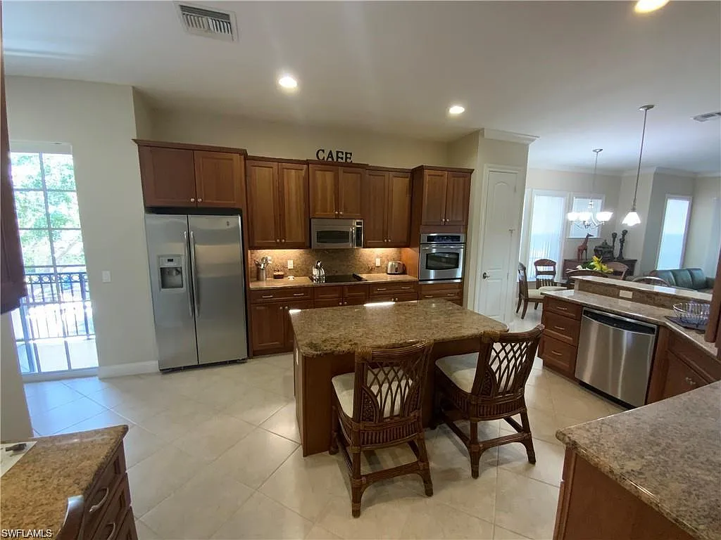 3 bed, 2.0 bath, 2105 sqft, $4,900 — Photo 1