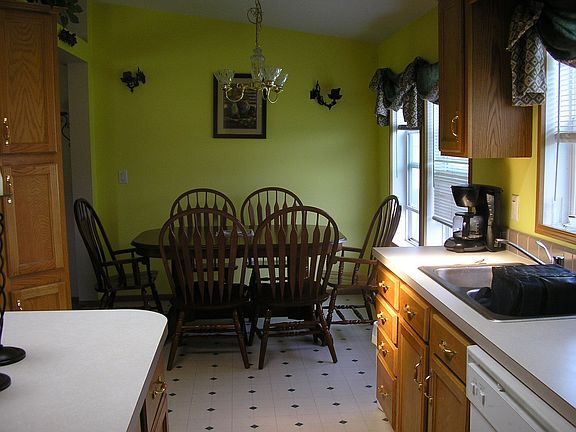 lovely up-to-date eat-in kitchen