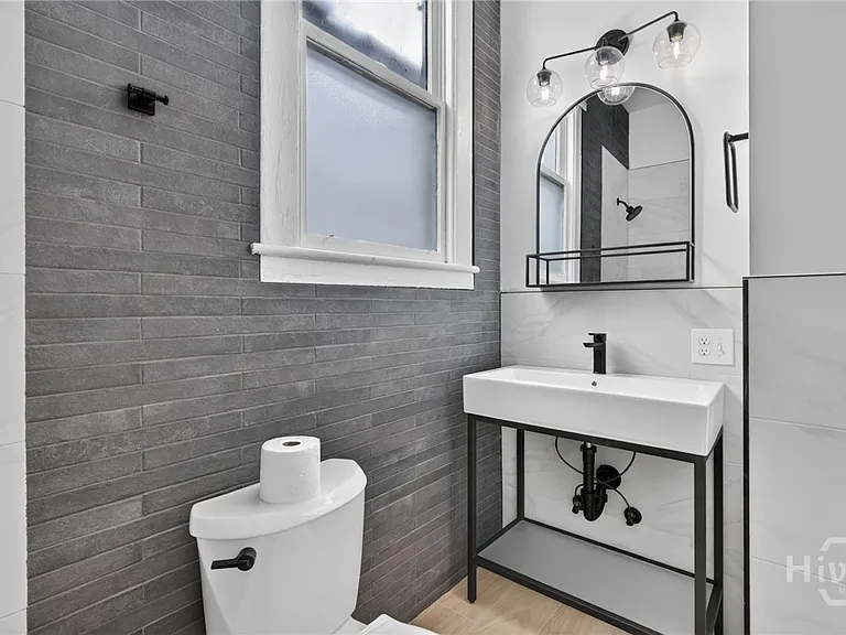 114 W Waldburg St — Photo 34