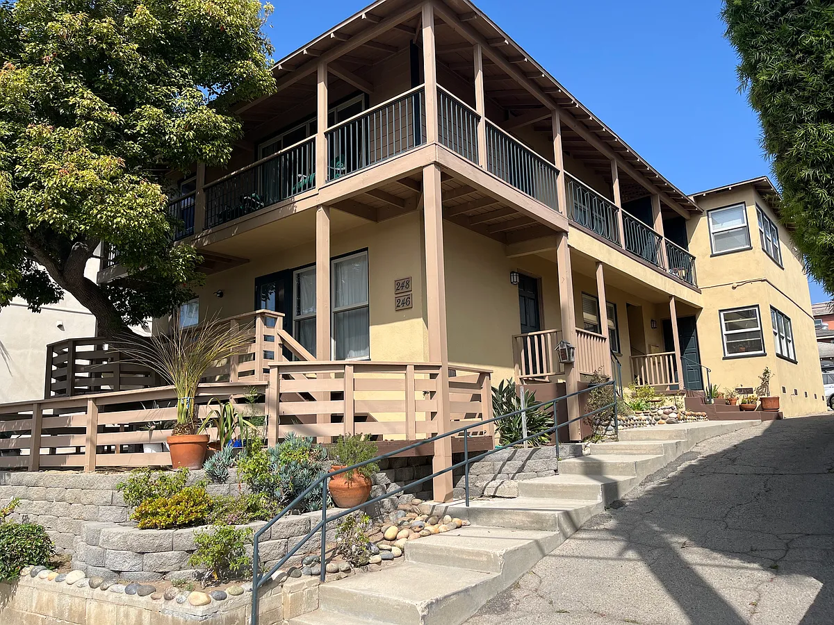 Photo 2 of 13 - 246 Hampton Dr - Venice, CA Building Photo - 246 Hampton Dr